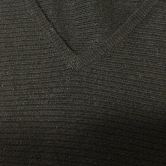 Black v-neck sweater - Picture 2 of 2